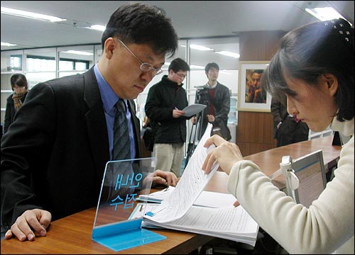 2일 오전 10시 30분께 하승수 '부안 방폐장 유치 찬반 주민투표 관리위원회' 사무처장이 국가인권위에 부안군청의 공무원 인권침해에 대한 진정서를 제출하고 있다. 